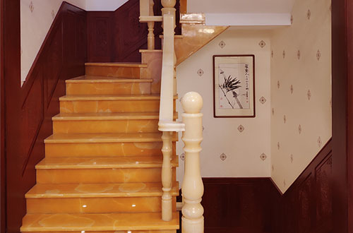 双辽中式别墅室内汉白玉石楼梯的定制安装装饰效果